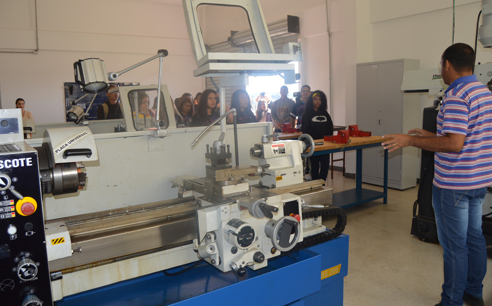 Estudantes conhecendo o Laboratório de Usinagem Convencional